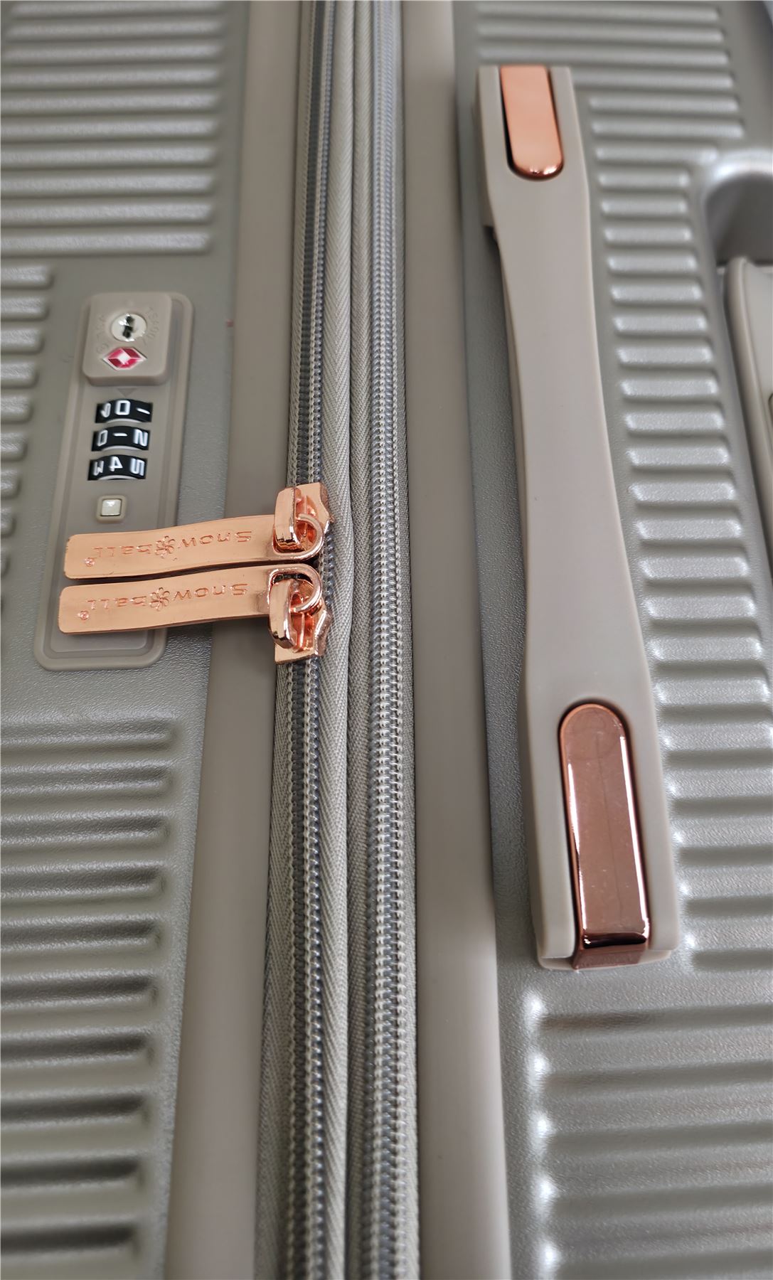 Cowra Cabin Hard Shell Suitcase in Champagne ( Beige )